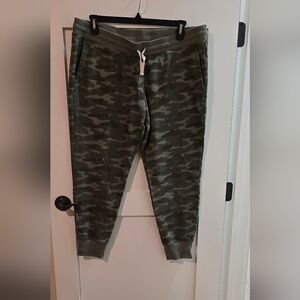 Amazon Essentials Women's Camo Joggers - Olive